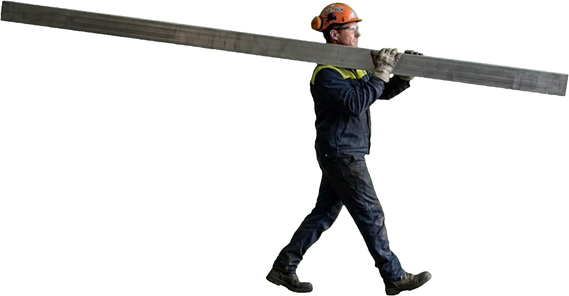 Arbeiter mit Schutzhelm trägt ein langes Aluminiumprofil auf der Schulter